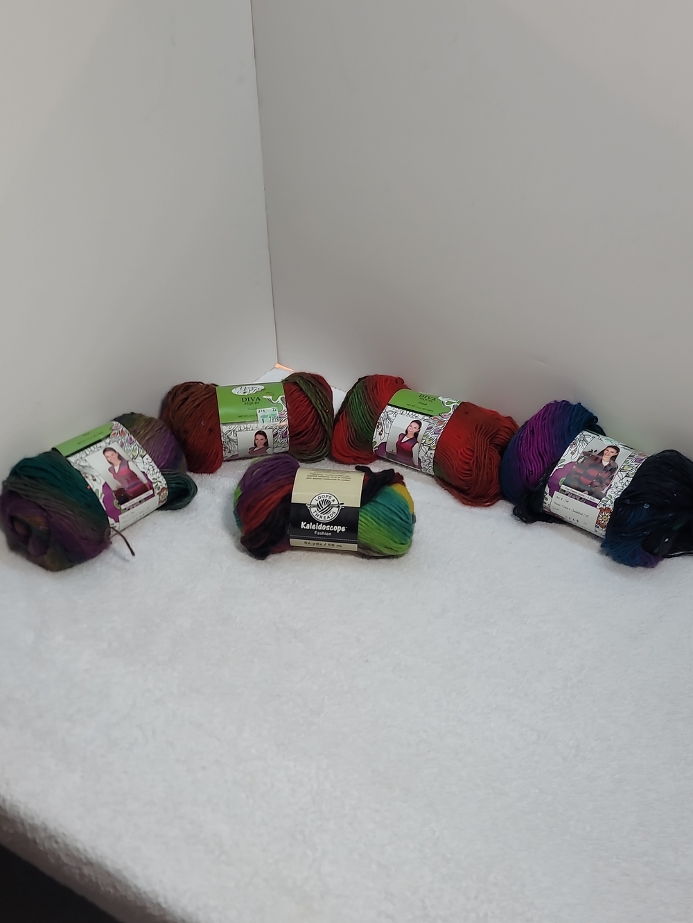 Yarn Bee " Diva Sequin" Multicolor Yarn - Assorted Rainbow Shades 5 Skein NWT